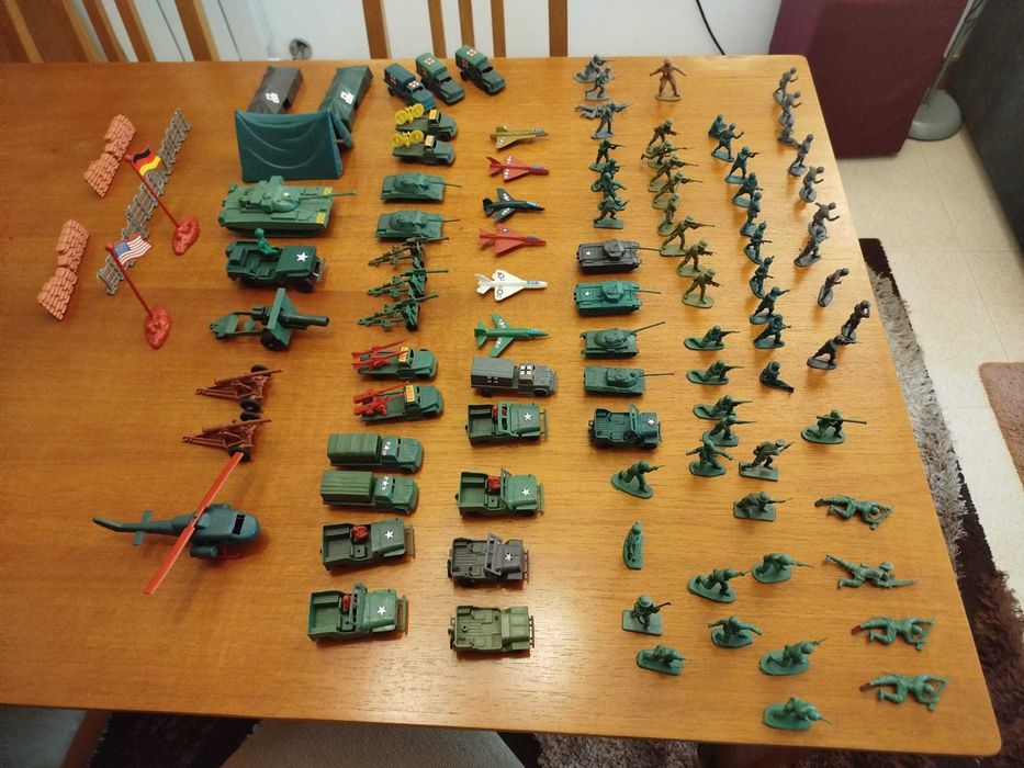 Lote de brinquedos militares antigos / vintage em plástico