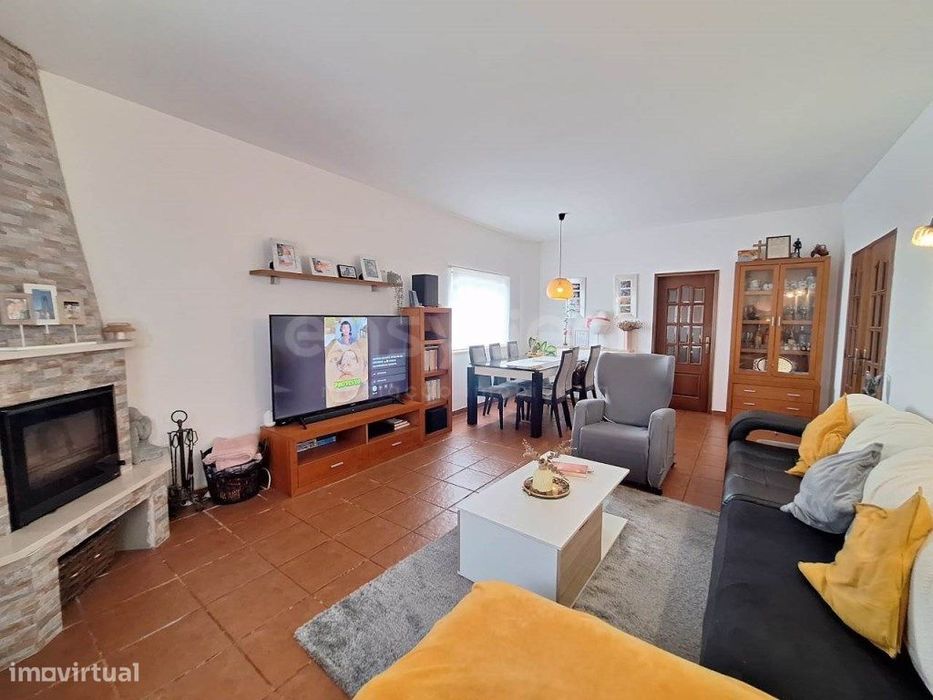 Espaçosa Moradia T3 com Sótão e Múltiplos Arrumos nos Montes de Alvor