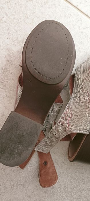 Sandálias compensadas