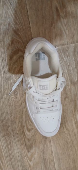 Продам  кросовки  в отличном сострянии  кожа .весна  ..лето