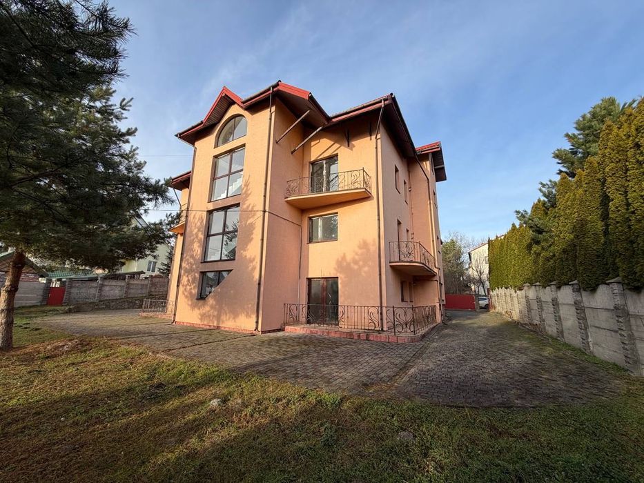 Продаж багатоквартирного будинку на 8 квартир с. Бірки 783 м2 14 соток