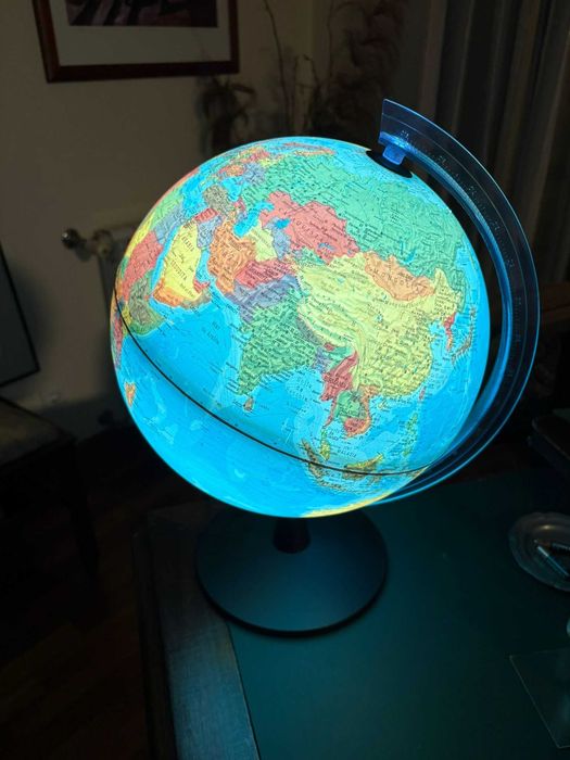 Globo terrestre com iluminação interior