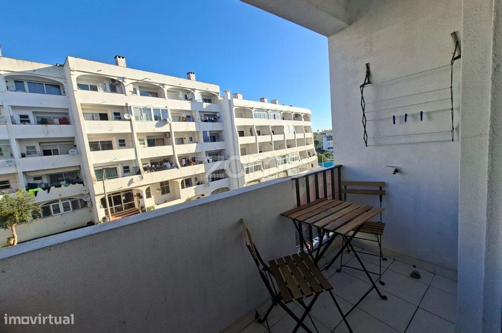Apartamento T0+1 - Em condomínio com piscina.