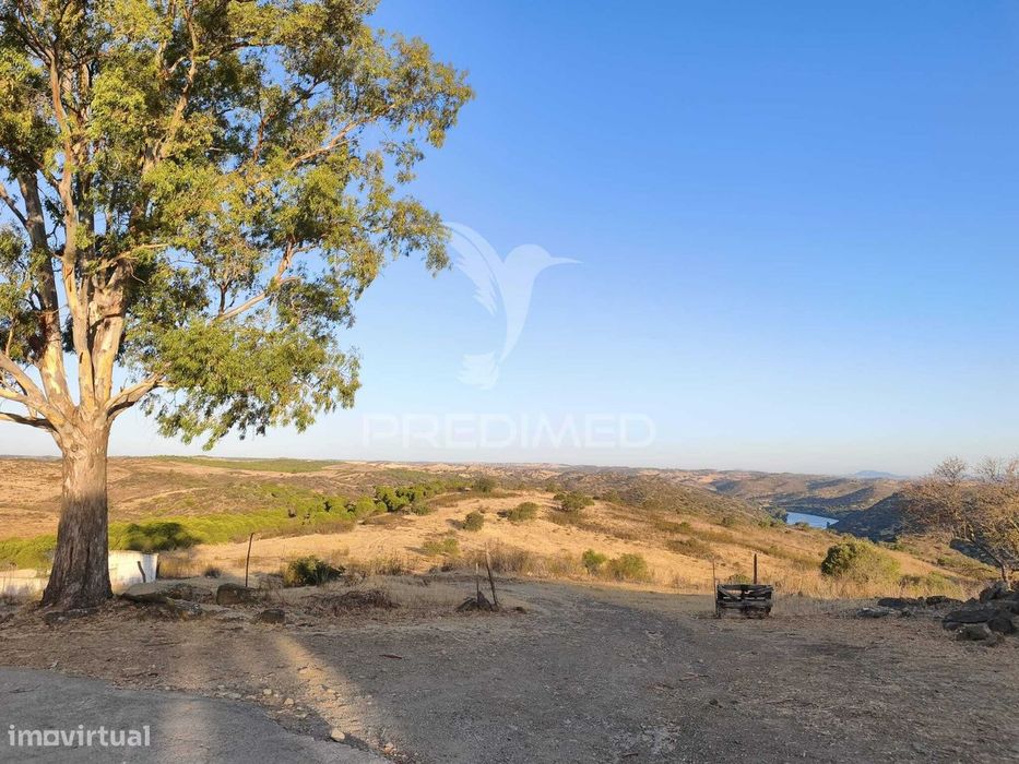 Terreno de 600m2 com ruína e pôr do sol único na Mesquita, Mértola
