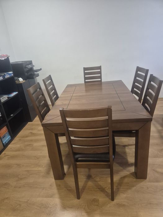 Solidny stół z litego drewna i 6 krzeseł z czarnej eko-skory
To jest z
