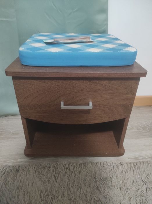 Cama queen + colchão + mesa cabeceira