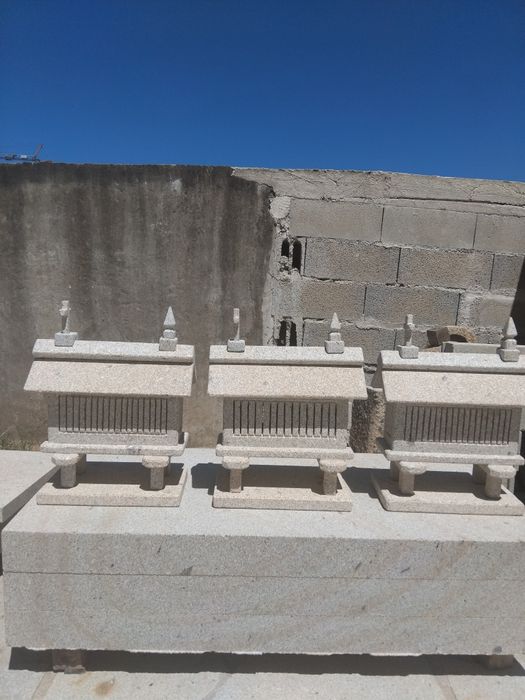 Espigueiros pequenos em granito