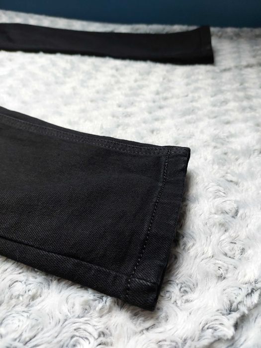 Czarne spodnie z dziurami, S