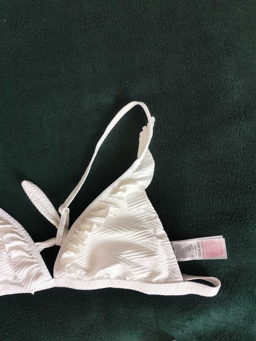 Biały strój kąpielowy bikini