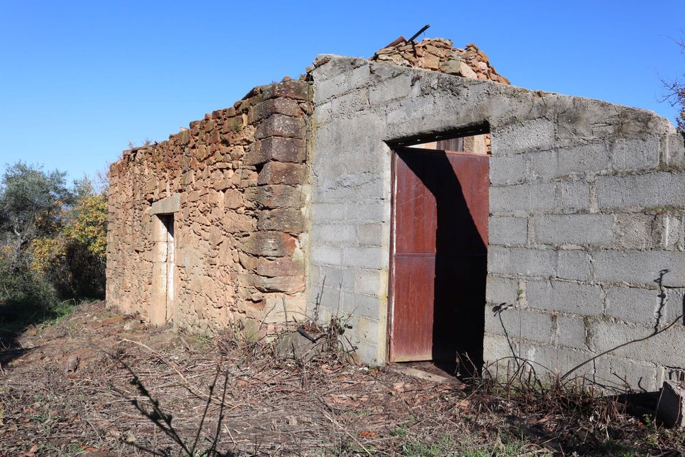 Quinta de 3,6 hectares com ruínas e terreno urbano em Alcaide