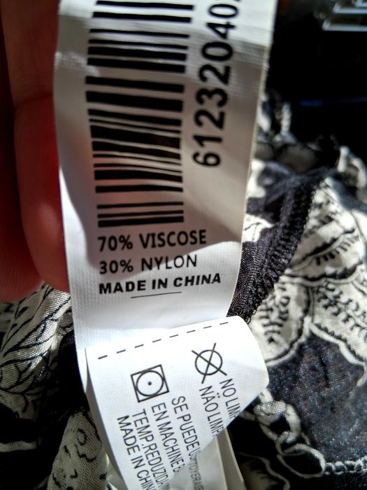 Macacão H&M,com camisa La Familia.