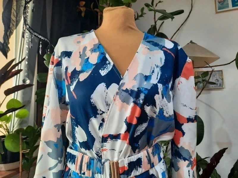 Kolorowa sukienka kopertowa