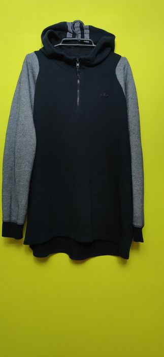 NoBluza Adidas streetwear czarna z elem.  Szarymi ze stójką na suwak i
