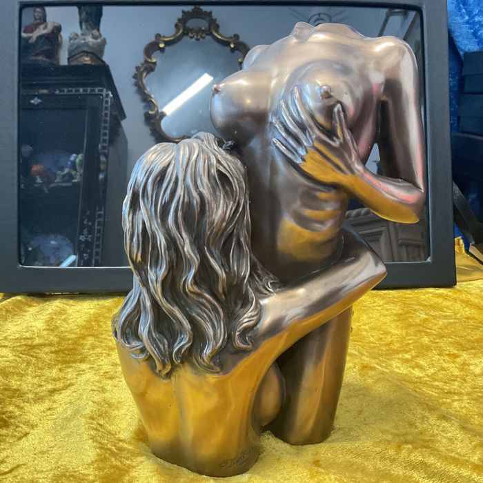 Escultura lady’s bronze 20 cm assinada.