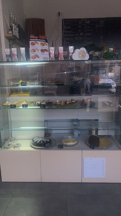 Холодильна кондитерська вітрина