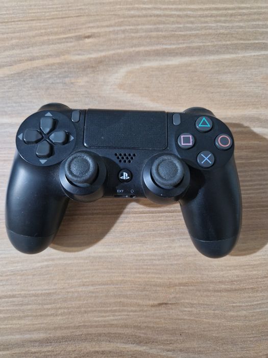 Ps4 pro com comando e cabos