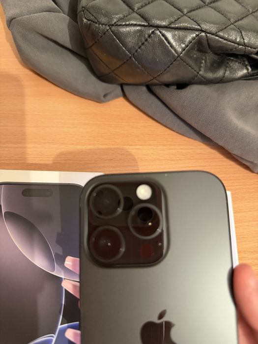 Nowy iPhone 16 Pro 128 GB w kolorze Black Titanium (czarny tytan)