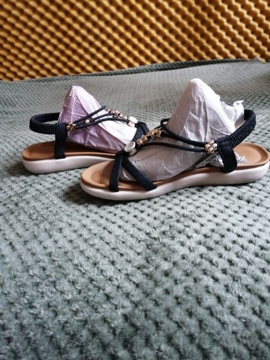Sandały płaskie z cekinami