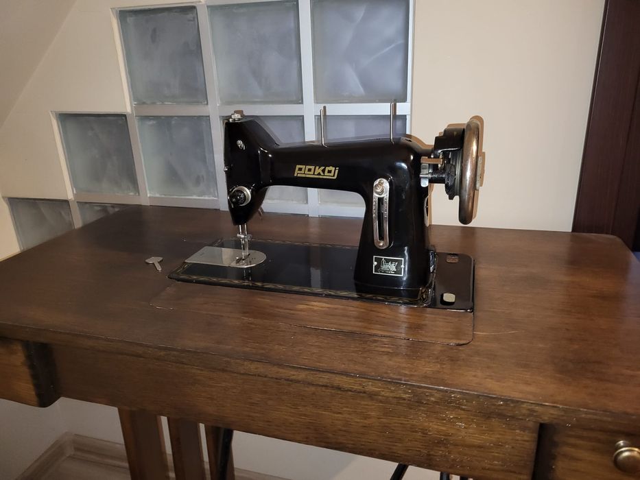 Stylowa maszyna ze stolikiem Pokój/Singer