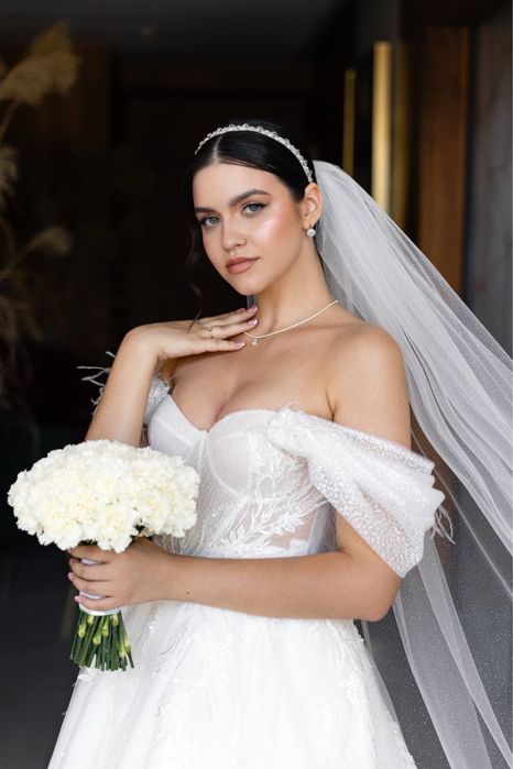 Весільна сукня з шлейфом