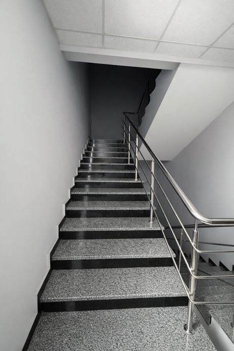 Оренда 4-поверхової офісної будівлі з закритою територією