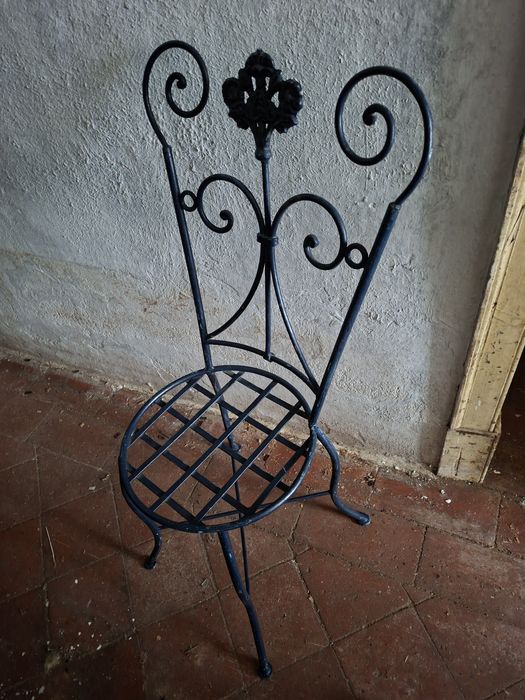 Cadeira em ferro forjado com almofada