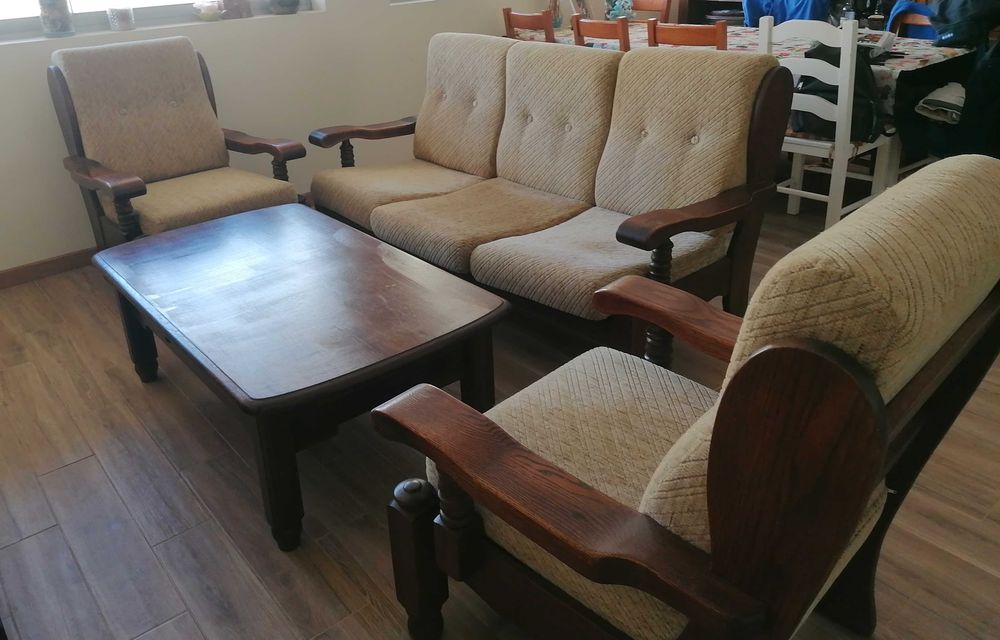 Pagamento somente a dinheiro. Sofá para Sala de estar em carvalho maciço, estilo alemão vintage: 1 triplo e 2 de um lugar