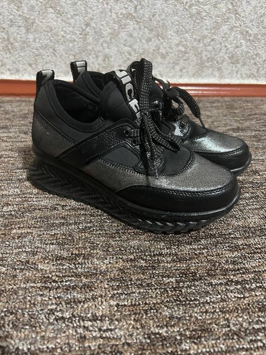 Кросівки 37 р 24 см