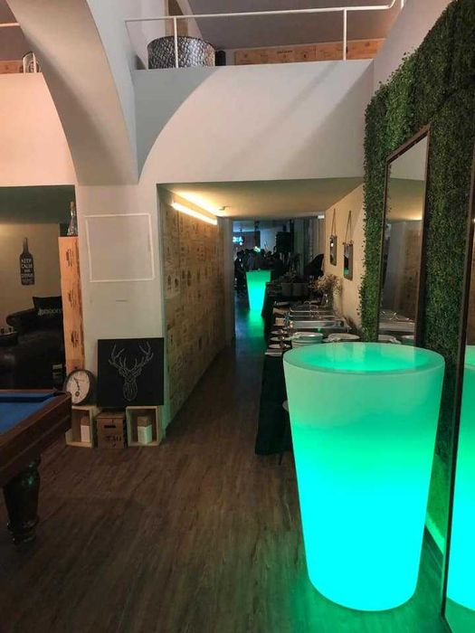 Mobiliario led mesas altas liquidação