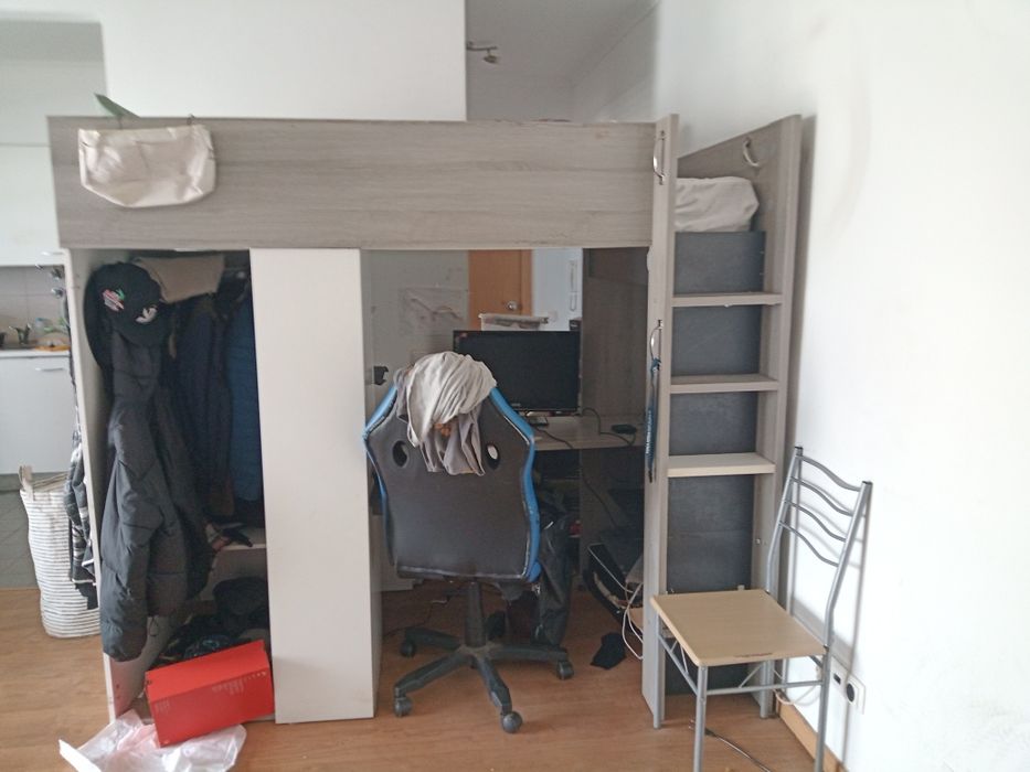 Cama alta com secretária