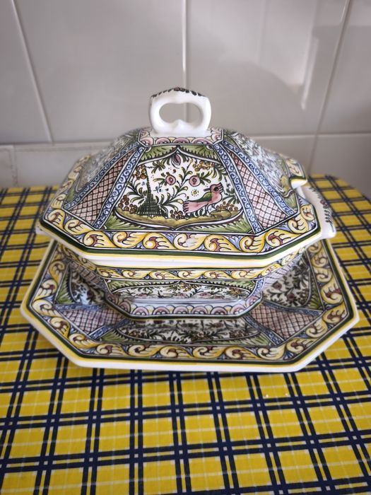 Terrina com travessa em Cerâmica Pintada à Mão