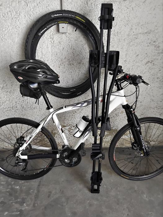 Bicicleta Trekking/Híbrida 28” com Travões de Disco + Extras