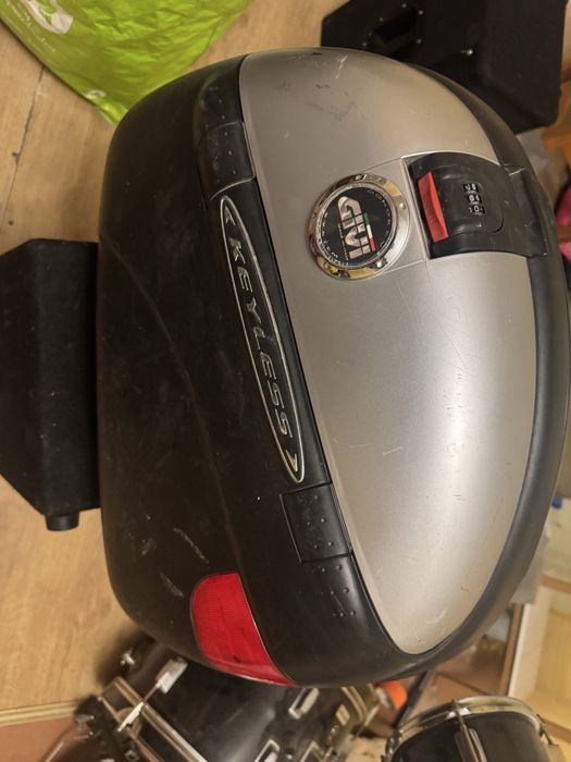 Kufer givi duży
