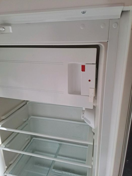 Lodówka  do zabudowy,  stan bardzo dobry.