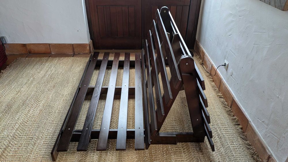 GRATIS Sofá cama baixo em madeira
