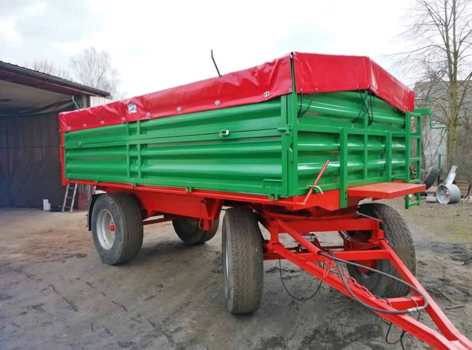 Plandeki, plandeka na przyczepę rolniczą.