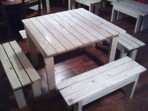 Conjunto de mesa e 4 bancos corridos.