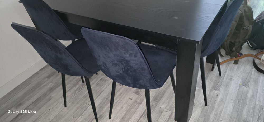 Mesa e cadeiras completamente nova