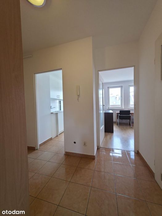 5 lub 6 pokoi, 2 łazienki z WC, 2 poziomy, balkon, schowek, garaż
