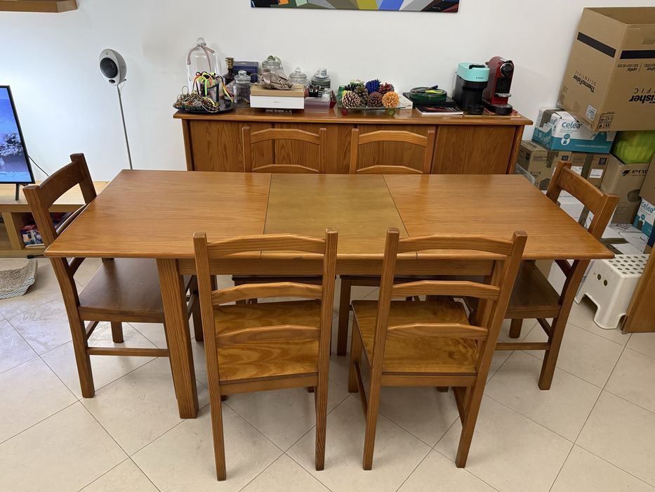 Mesa de jantar extensivel em pinho maciço com 4 cadeiras