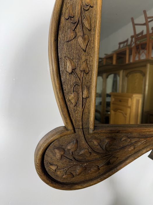 Lustro w rzeźbionej ramie