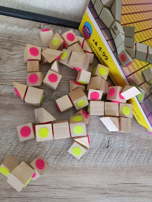 Дерев'яний конструктор на липучках