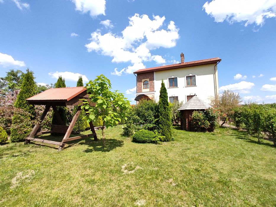 Продам 4 кімнатний будинок 200 кв.м. смт Шкло!