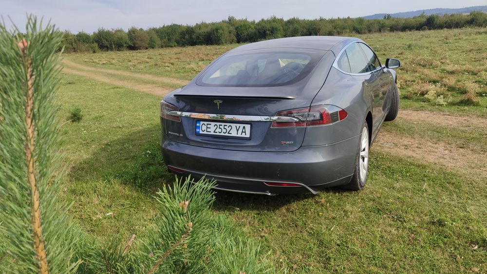 Tesla model S P85