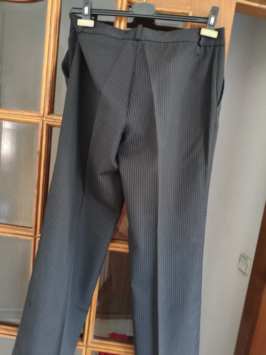 Calça clássica castanho escuro às riscas da marca LA women com bolsos