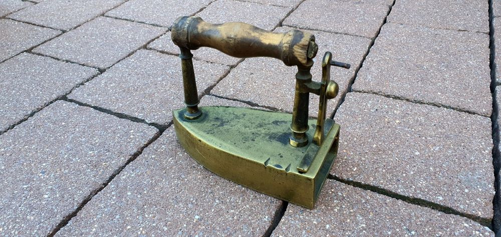 Zabytkowe mosiężne żelazko z duszą