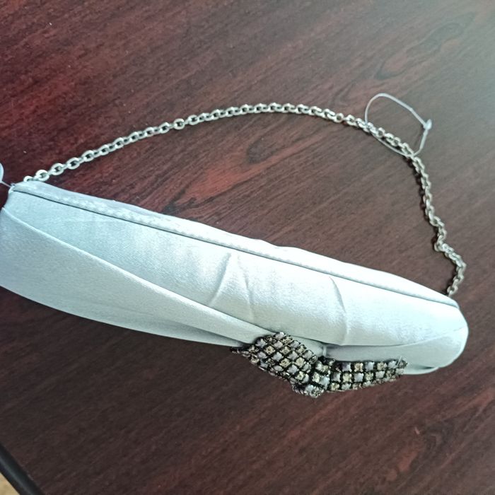 86. Torebka/kopertówka damska na łańcuszku