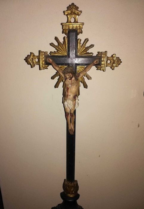Crucifixo em madeira muito antigo