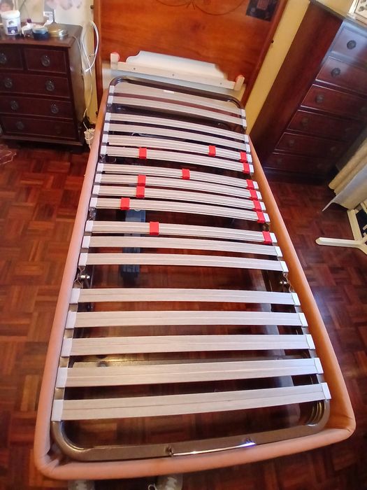 Cama elétrica elevatória articulada