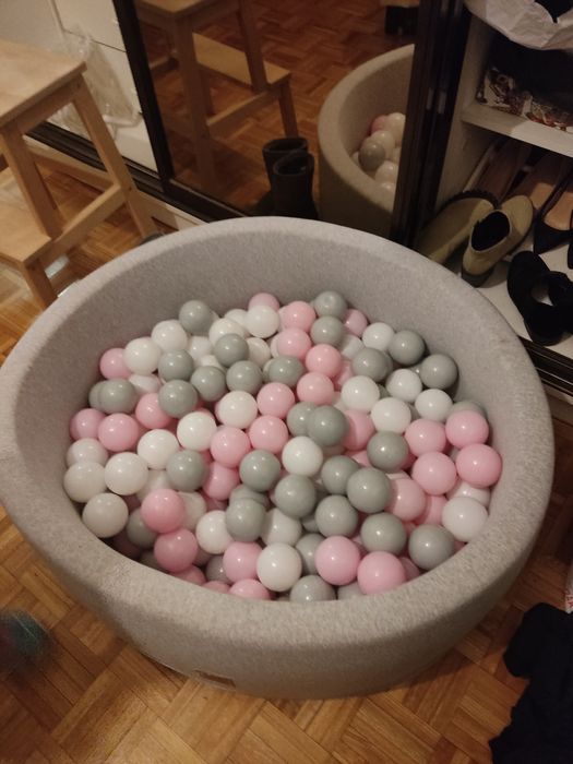 Piscina de bolinhas menina